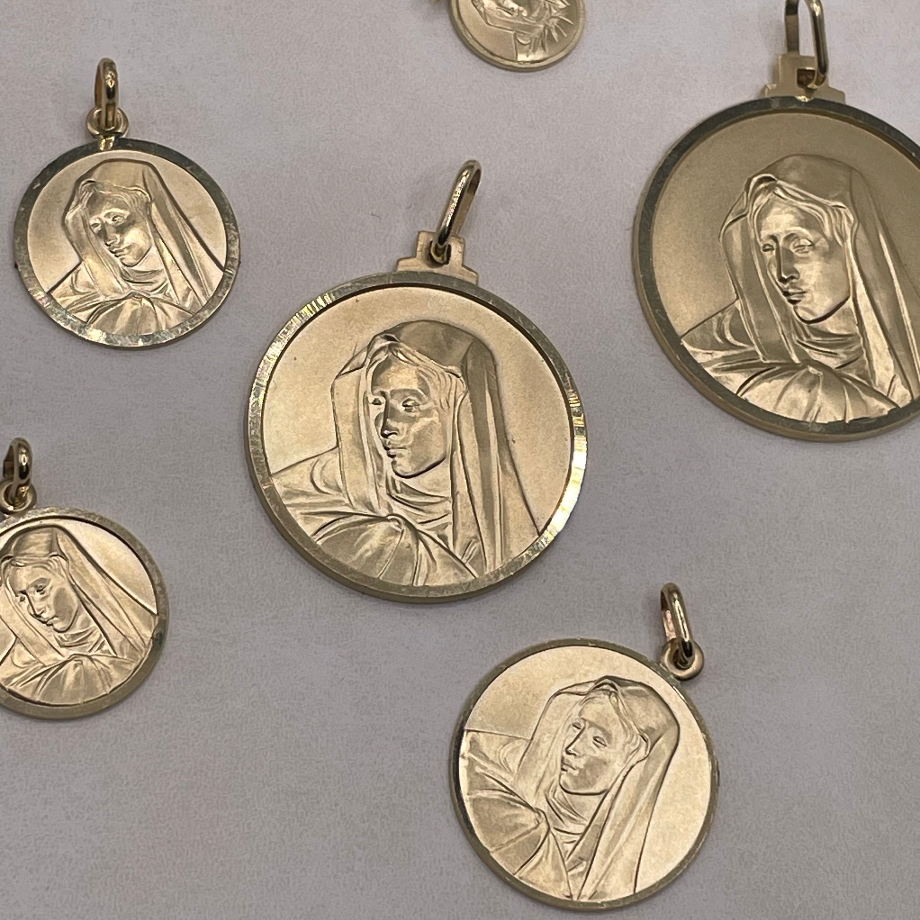 Round Mary classic pendant 14K - Saints Gold Co.
