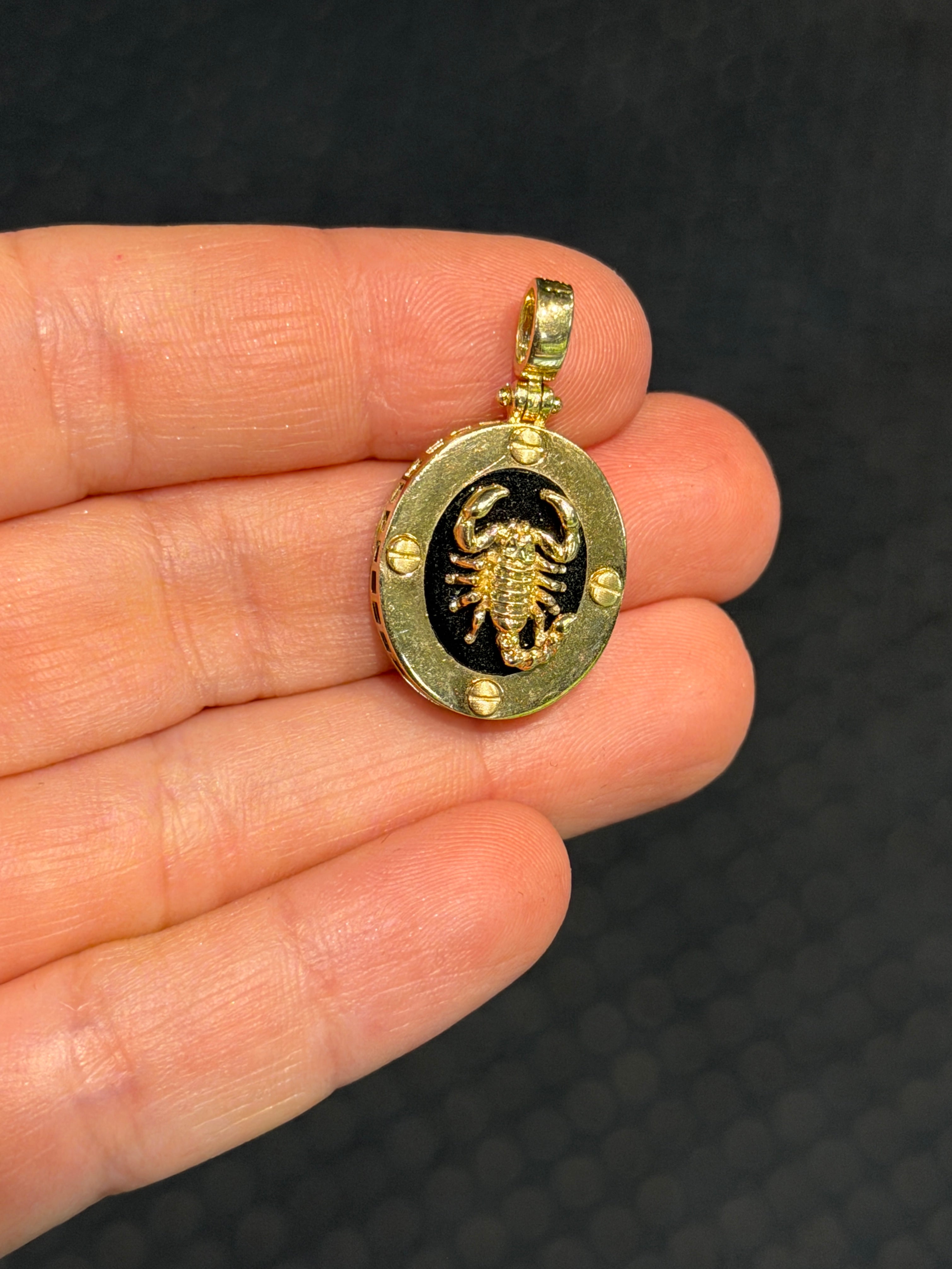 Oval Scorpion Pendant 14K Gold